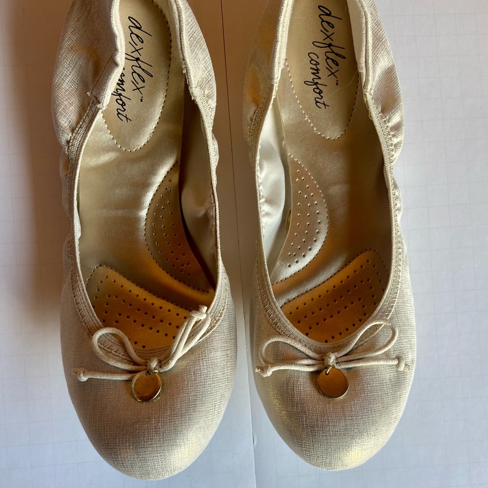 Dexflex Comfort Women’s 10 gold-toned Flats